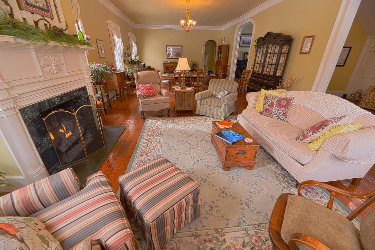 The Bed And Breakfast At Oliver Phelps Канандейгуа Экстерьер фото