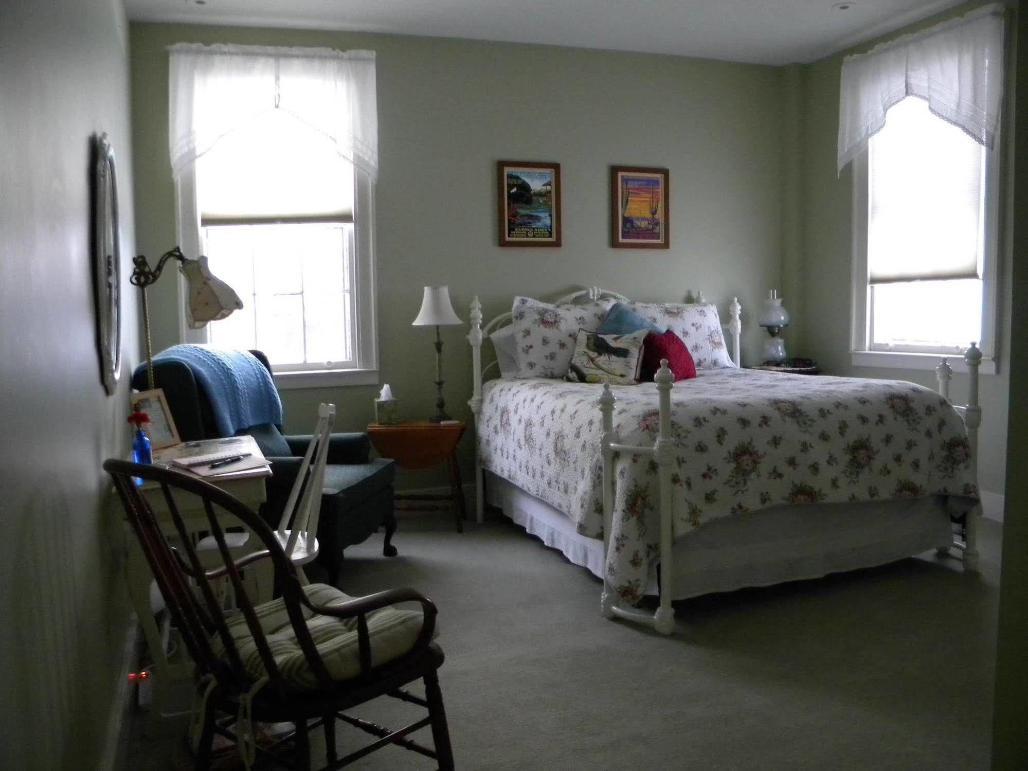 The Bed And Breakfast At Oliver Phelps Канандейгуа Экстерьер фото