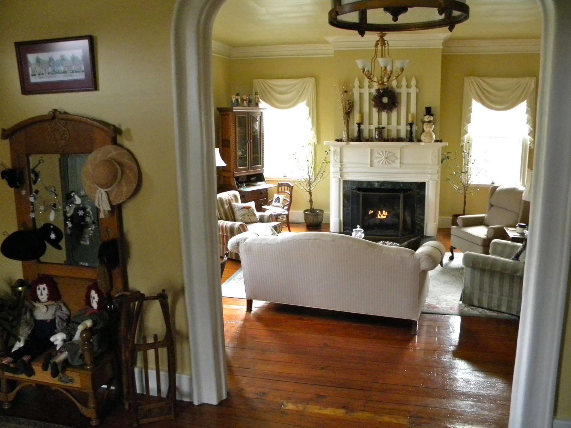 The Bed And Breakfast At Oliver Phelps Канандейгуа Экстерьер фото